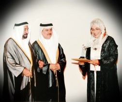 الدكتورة موزة عبيد غباش مع صاحب صاحب السمو الشيخ الدكتور سلطان بن محمد القاسمي