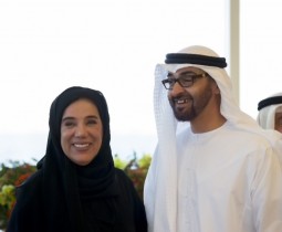 الدكتورة موزة عبيد غباش مع صاحب السمو الشيخ محمد بن زايد آل نهيان
